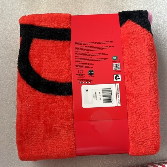 ๐ Hello Kitty Sushi Plate Set Throw Blanket and Mug Bundle Red White - Picture 12 of 12